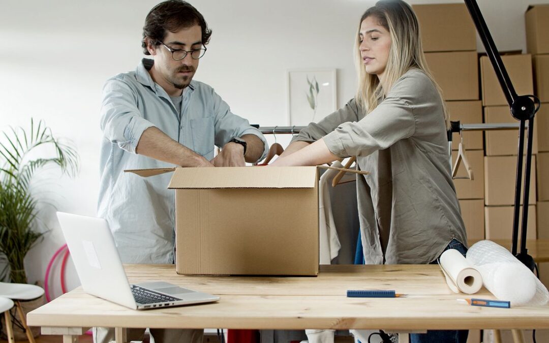 Man en vrouw pakken samen bestellingen in voor hun webshop
