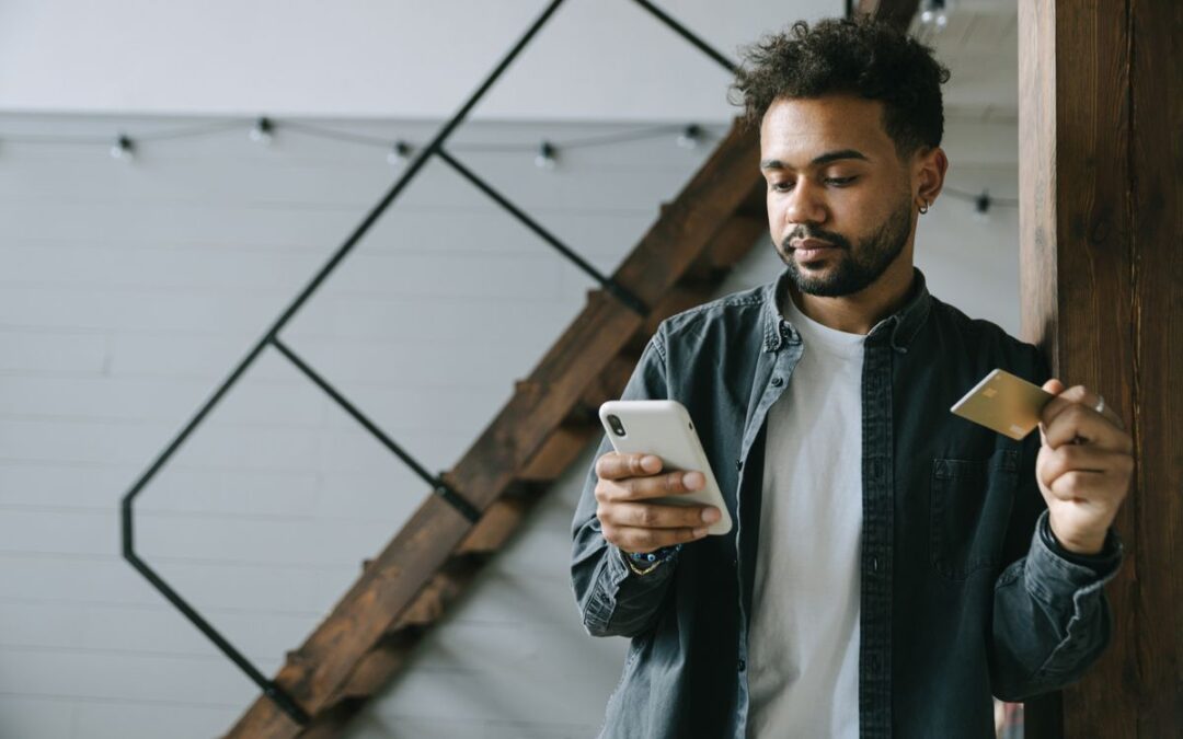 Man rekent een online aankoop af met zijn smartphone en creditcard
