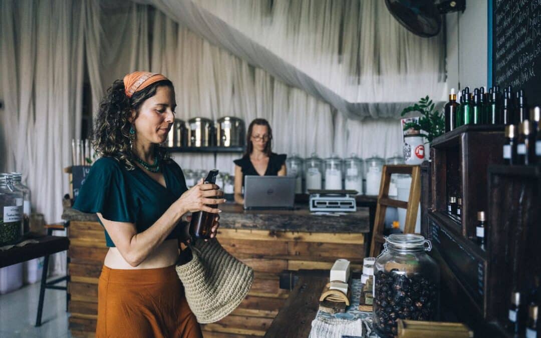 Vrouw bekijkt duurzaamheidsclaim op productlabel in winkel met natuurlijke producten
