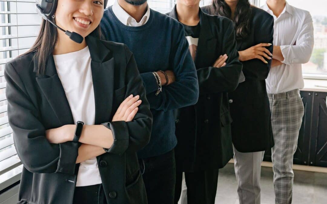 Divers team klantenservice-medewerkers met headset glimlacht in een modern kantoor