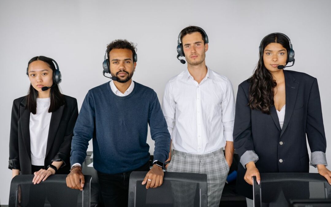 Divers team van klantenservicemedewerkers met headsets dat betwiste betalingen en chargebacks afhandelt