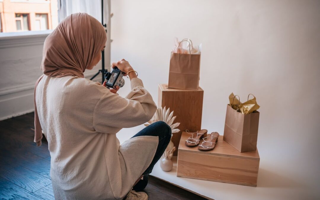 Vrouw fotografeert een product in een fotostudio voor haar webshop