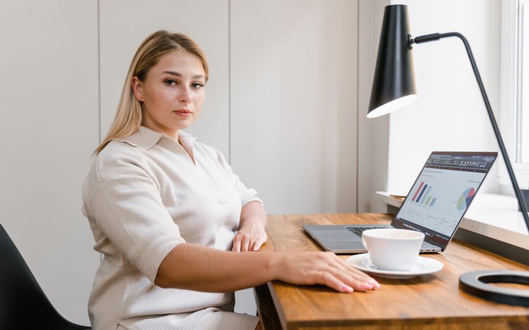 Webwinkelier bekijkt conversiecijfers en grafieken op een laptop tijdens het uitvoeren van een A/B-test voor haar webshop
