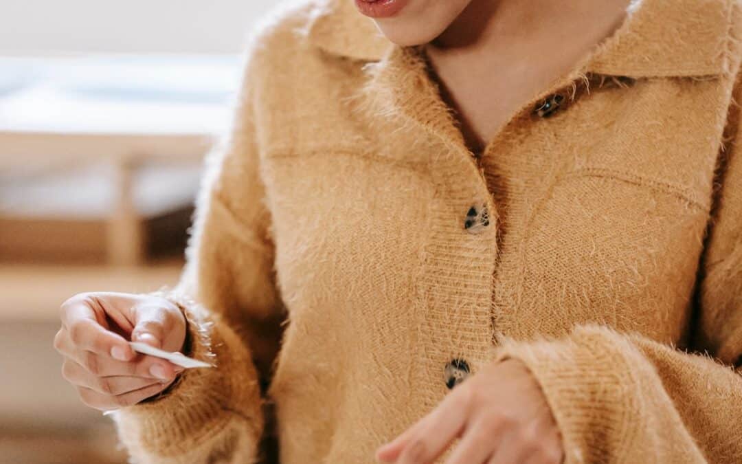 Vrouw pakt een bestelling van een webshop uit in haar woonkamer