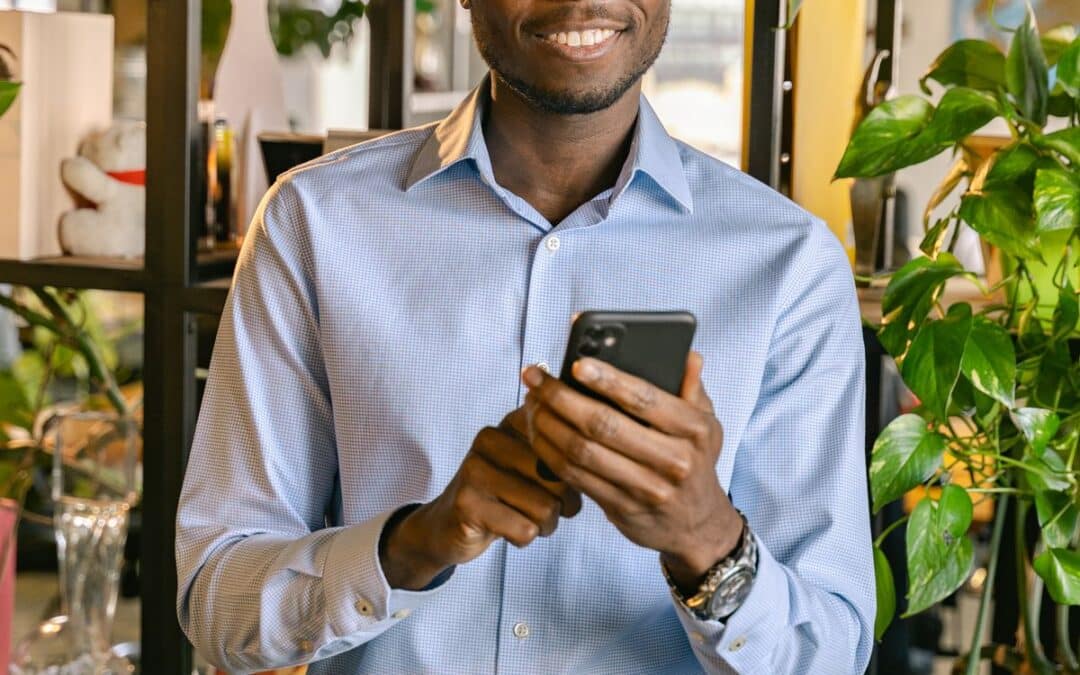 Glimlachende webshopklant bekijkt een beoordeling op zijn smartphone