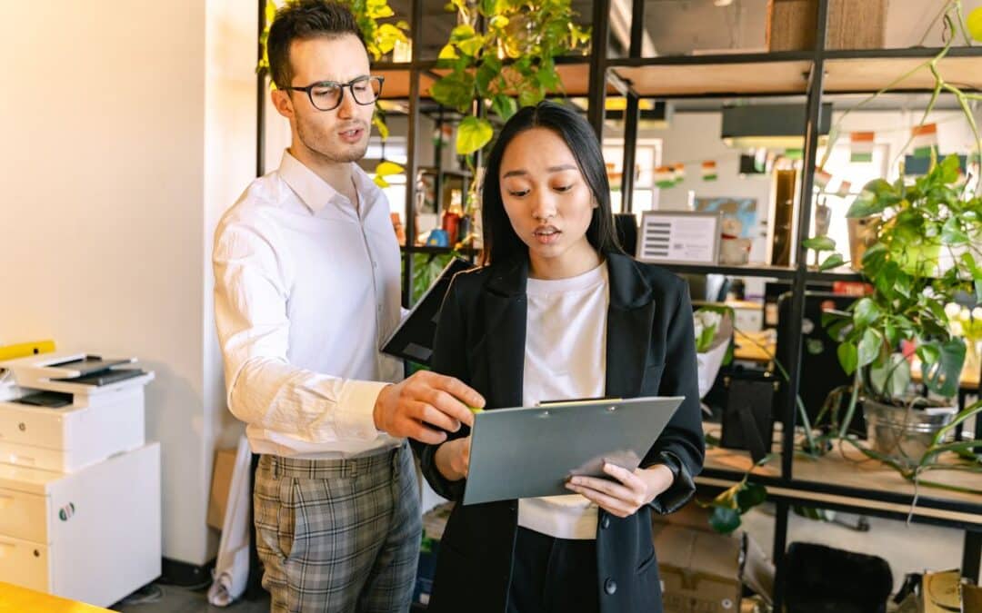 Ervaren collega werkt een nieuwe medewerker in op kantoor