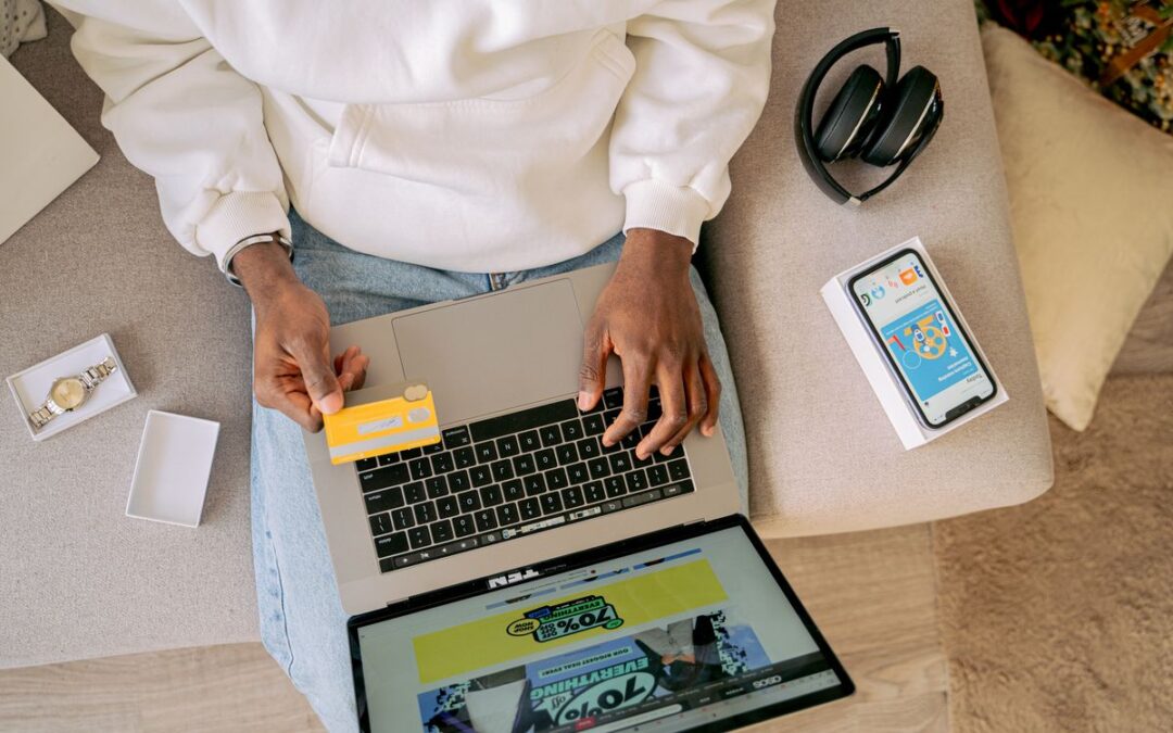 Vrouw ontspant op de bank en bekijkt gepersonaliseerde productaanbevelingen op haar laptop tijdens het online winkelen