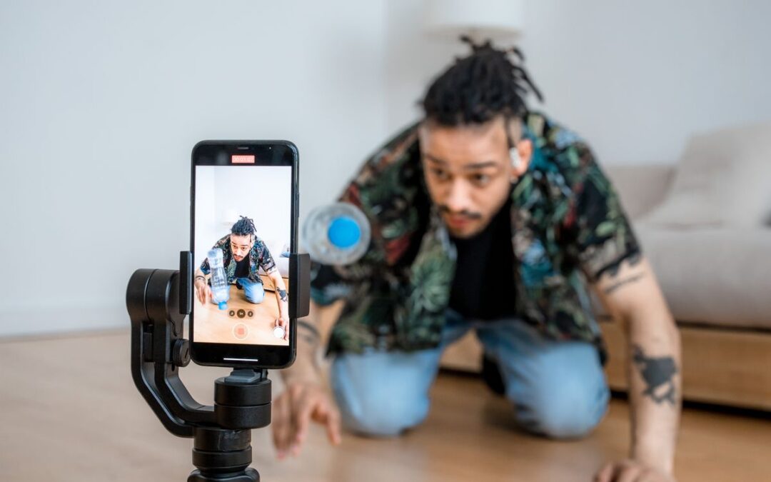 Man filmt met een smartphone op een gimbal een productvideo voor zijn webshop