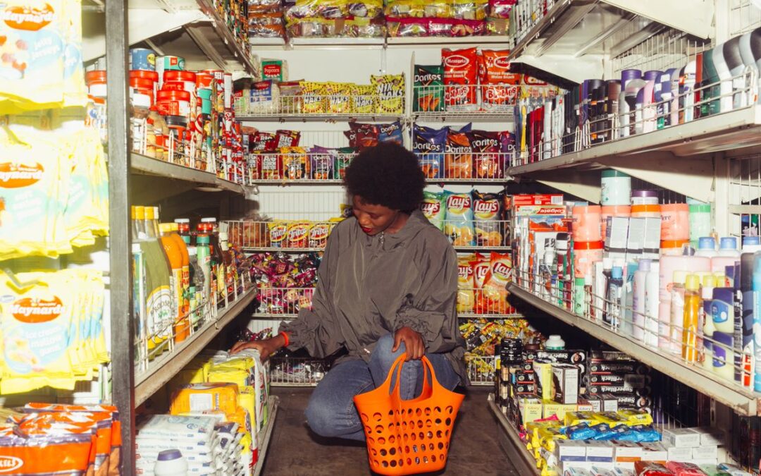 Vrouw selecteert producten uit de schappen in een winkel