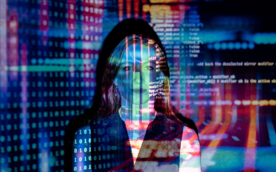 Vrouw met projectie van code en cijfers op haar gezicht, symbool voor digitale gegevens en back-ups
