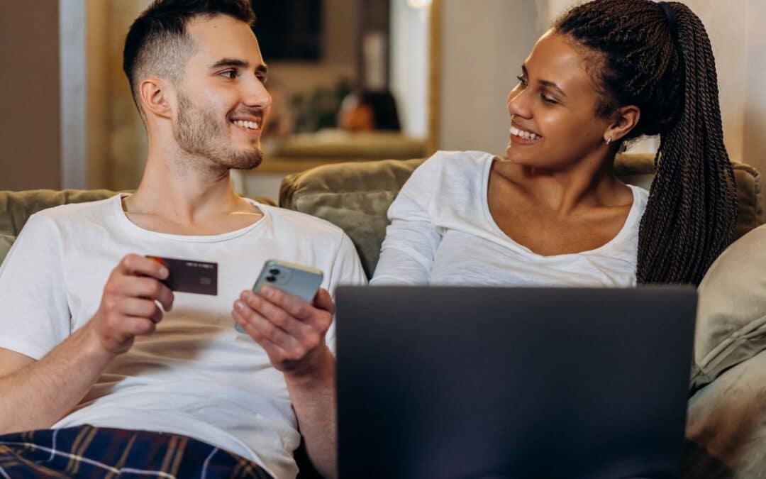 Koppel bekijkt samen een online aanbieding op laptop en telefoon